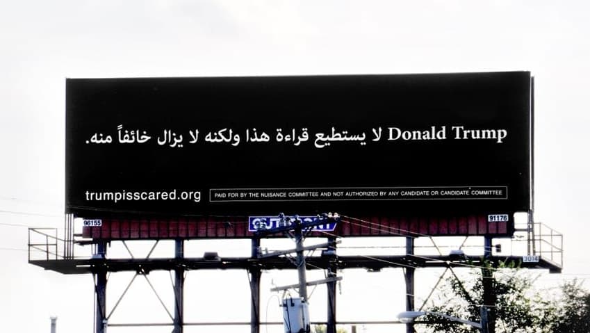 Otra genialidad de los creadores de Cards Against Humanity, esta vez en Michigan: "Trump no sabe leer esto, pero le teme".