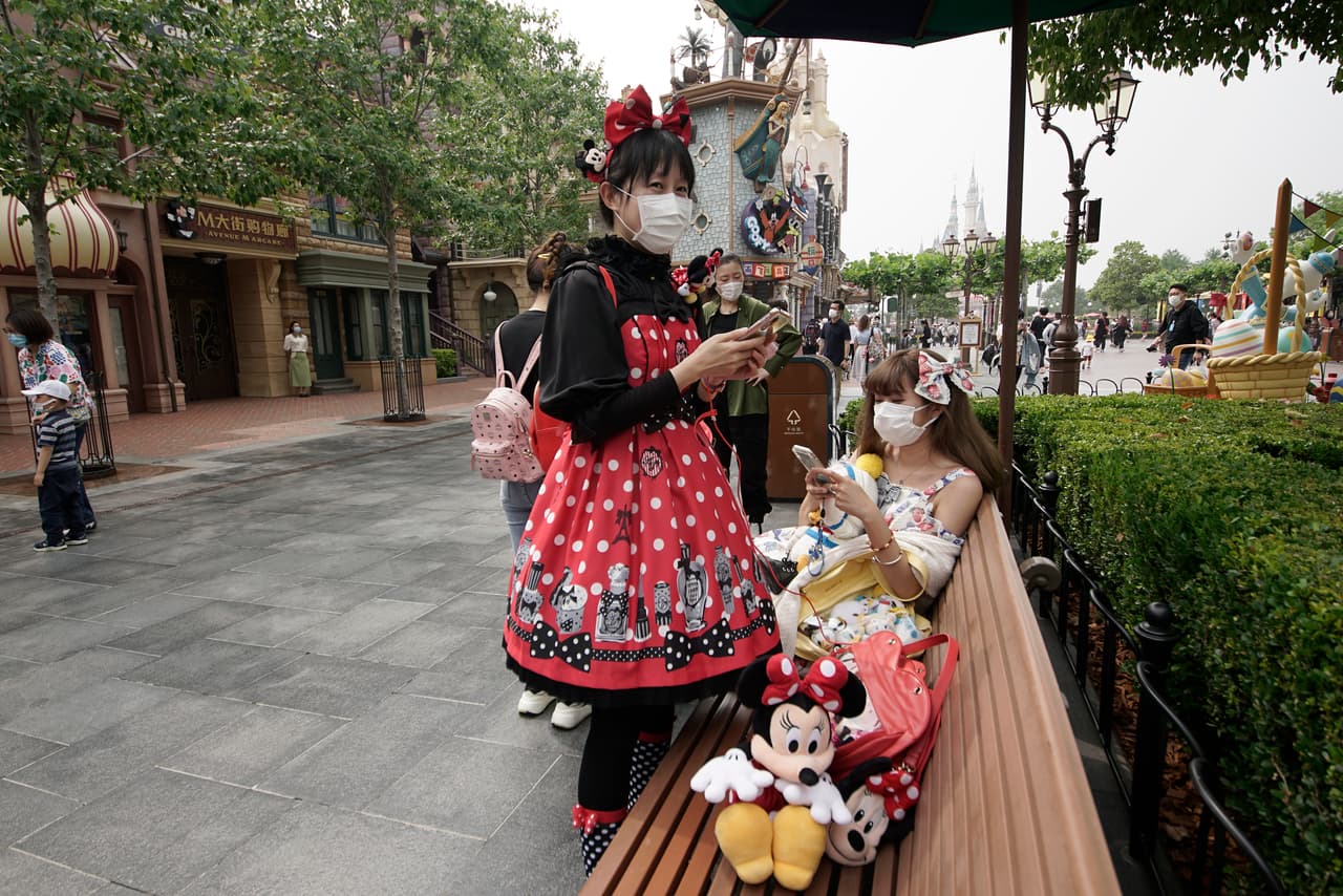 Desde entonces algunos sectores han comenzado a reanudar sus operaciones 
<a href="https://www.univision.com/local/los-angeles-kmex/newsom-revela-nuevo-sistema-de-niveles-para-la-reapertura-de-negocios-segun-el-riesgo-por-coronavirus">en California basados en un sistema de niveles marcados por colores</a>. Cada nivel representa el progreso de los condados en relación con el coronavirus y qué industrias pueden abrir.