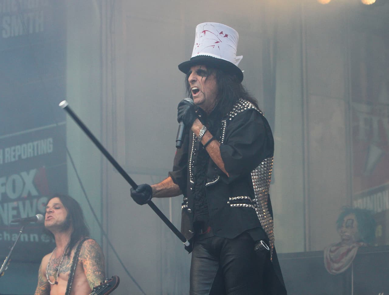 El legendario cantante de heavy metal, Alice Cooper, es reconocido por el uso de maquillaje de aspecto siniestro.