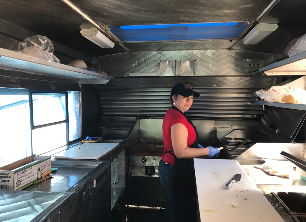 Isabel Andrade, una mexicana indocumentada de 30 años, trabaja en uno de los camiones de tacos que protestaron frente al hotel. “Como todos los que estamos de manera ilegal en el país, tenemos esperanza de que no gane este señor (Trump), y que vea que no es verdad que todos los que venimos somos violadores y narcotraficantes”, dijo a Univision Noticias.
<br>