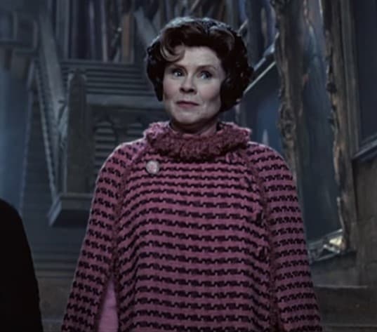 Por si fuera poco, en el Warner Bros. Studio Tour se confirmó que mientras más poder va adquiriendo Dolores Umbridge en 'Harry Potter y la orden del fénix', se va intensificando más el color de su vestimenta, pasando de un rosa claro a un rosa fuerte.