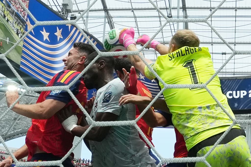 El portero de Suiza, Gregor Kobel (1), recibe una falta durante un saque de esquina que terminó en gol anulado para España. (Foto AP/Andre Penner)