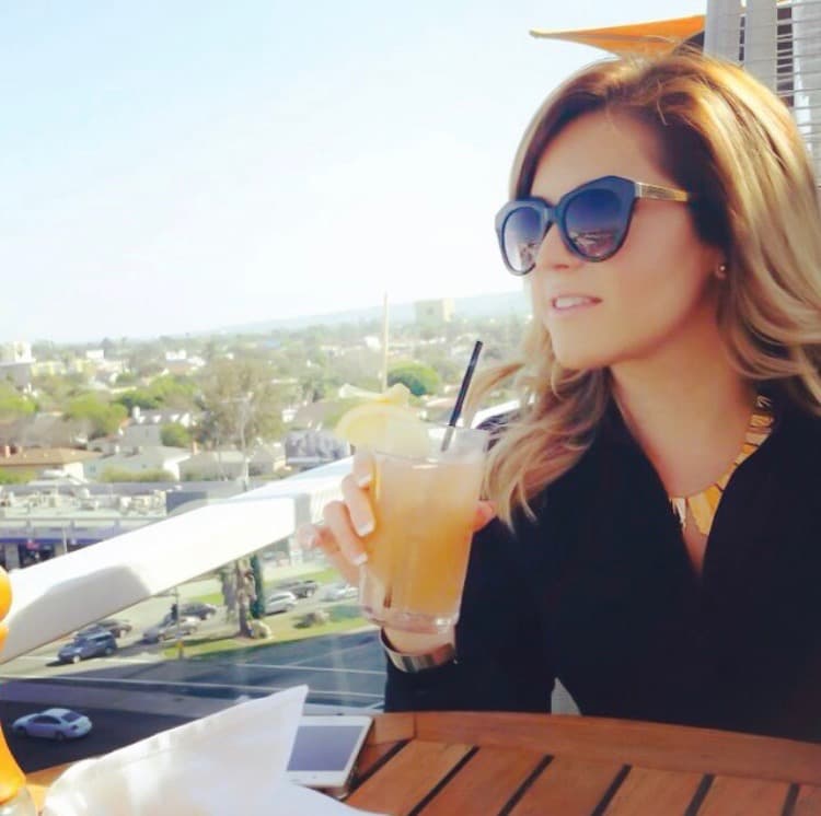 Los lentes de sol también le ayudan a lucir su look del día.