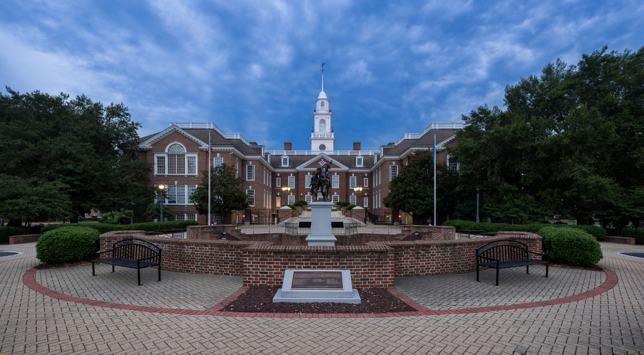 <b>Puesto 13. Delaware</b>
<br>
<br>Denuncias por robo de identidad: 449 por cada 100,000 habitantes (total: 4,374 denuncias).
<br>
<br>Pérdida de dinero promedio para todos los tipos de fraude: 400 dólares. 
<br>
<br>Usos más comunes del robo de identidad: fraude con tarjetas de crédito (31%) y otros fraudes bancarios (29%).
<br>