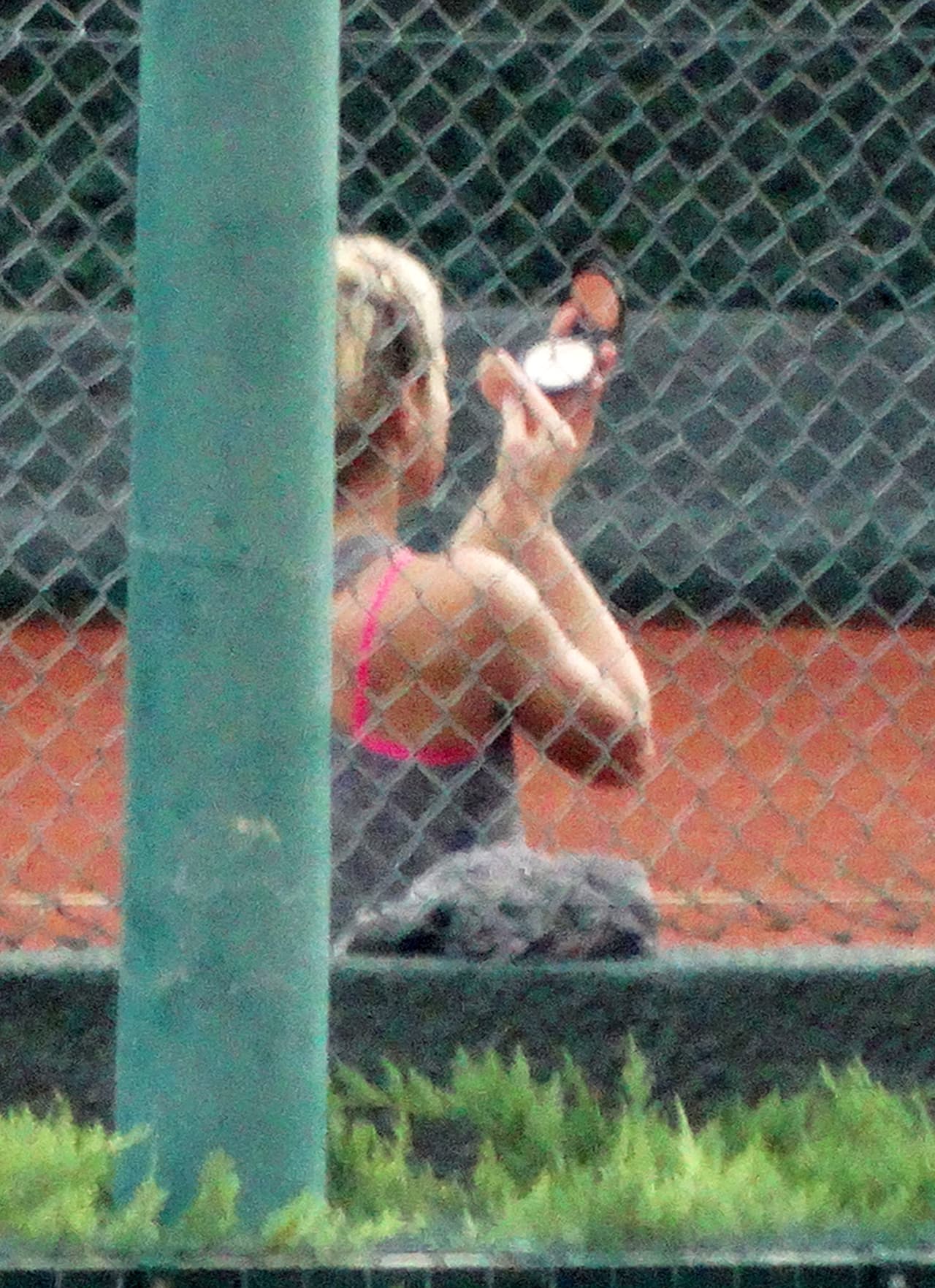 En un momento, hasta se puso a arreglar su maquillaje. ¿Será que notó al paparazzo?