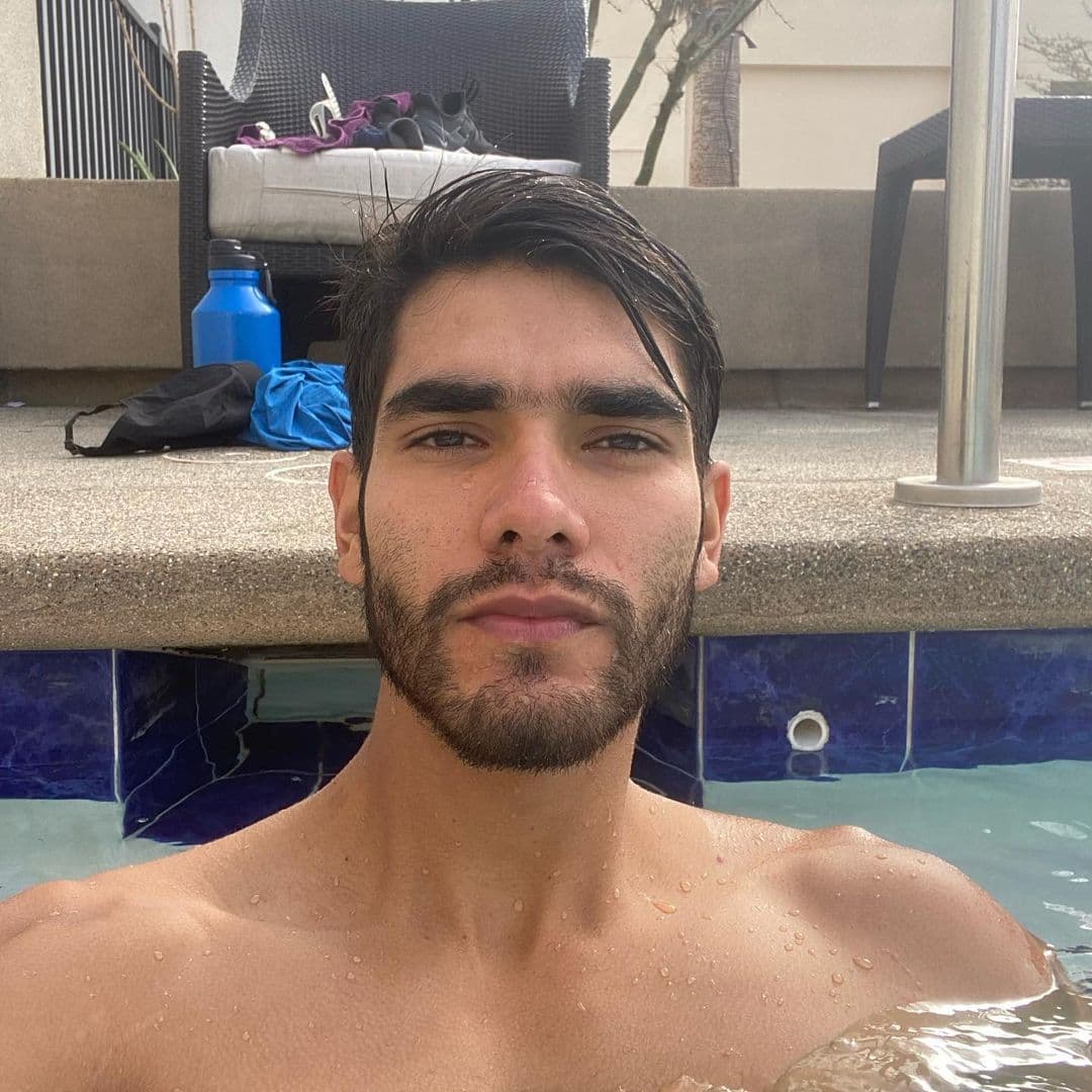 Tras la publicación de Espinoza, sus seguidoras se preguntan quién es su guapo hermano. Miguel es un atleta de 27 años que, de acuerdo con su página, lleva 6 años en la industria de Health & Fitness.