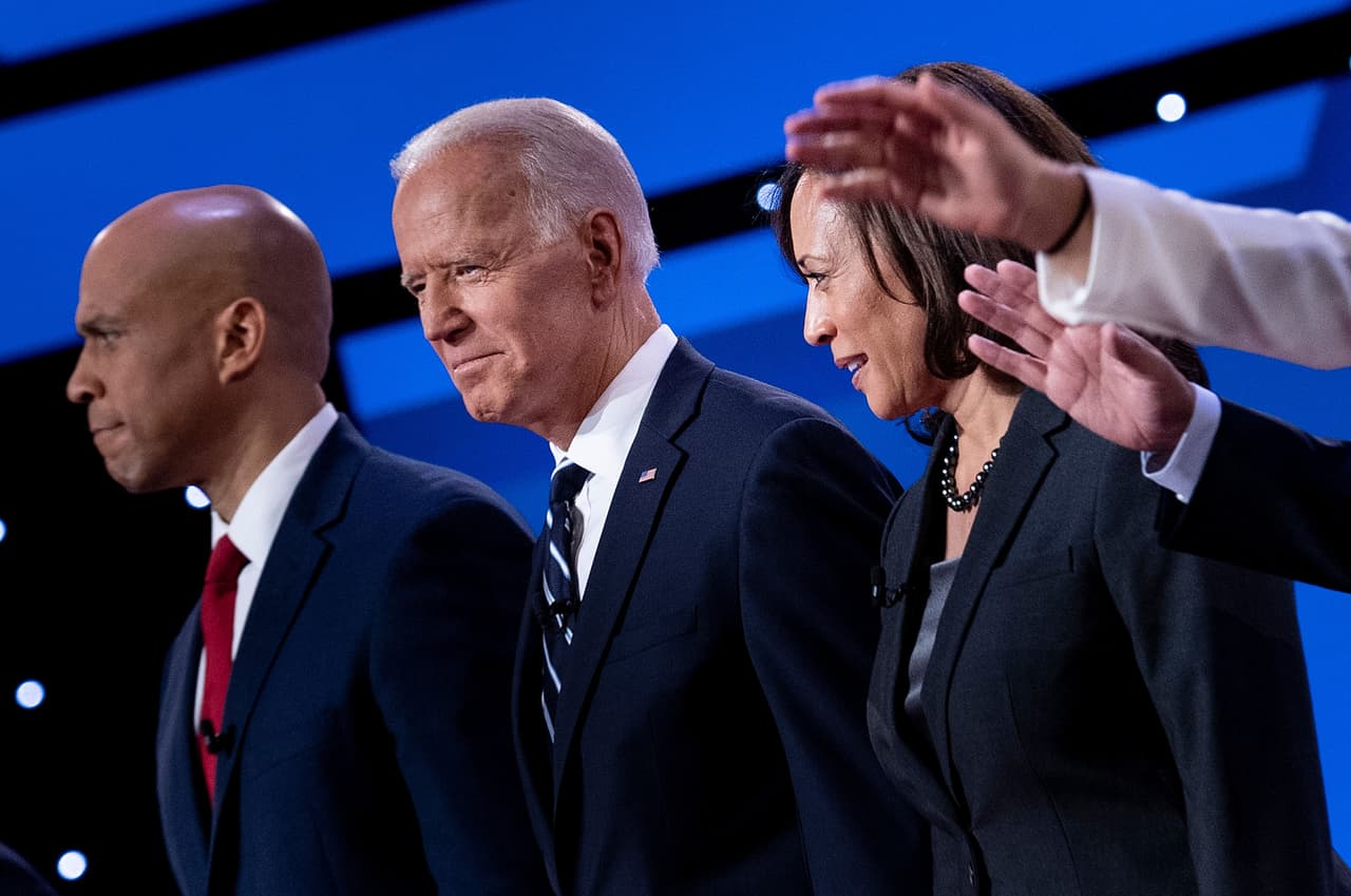 Por orden de favoritismo en la encuestas, Biden quedó flanqueado en el podio por Harris a su izquierda y Booker a su derecha. El trío fue el núcleo de la confrontación que fue alimentada a lo largo del evento por los propios moderadores.
