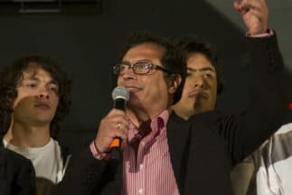 El presidente colombiano, Juan Manuel Santos, destituyó este miércoles al alcalde de Bogotá, el exguerrillero Gustavo Petro.