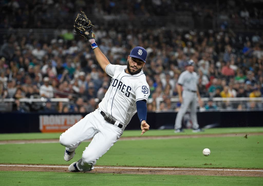 <b>Eric Hosmer, San Diego Padres</b>. Firmó un contrato por ocho temporadas y 144 mdd con los Padres. En 2017 tuvo algunos de los mejores números ofensivos de su carrera. En 2018 esos números son mediocres.