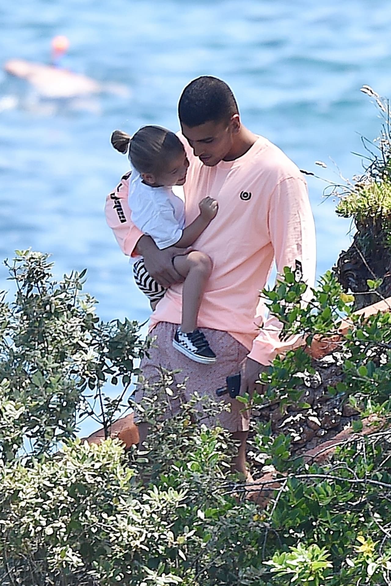 Previo a estas vacaciones, los hijos de Kourtney estuvieron en Los Ángeles, California, a cargo de su padre y de su novia Sofía Richie. Ante esto, medios como HollywoodLife publicaron que Younes la estaría pasando mal para conseguir una buena relación con los hijos de su novia.