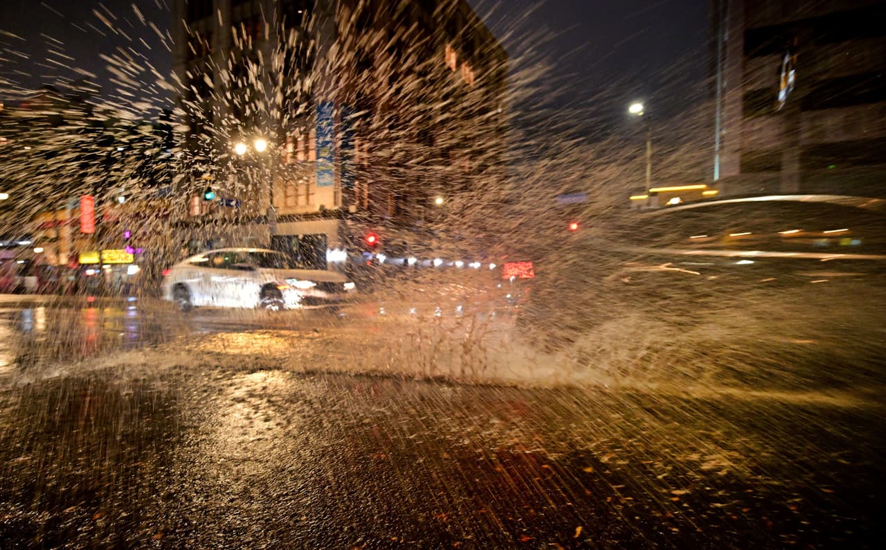 <h3 class="cms-H3-H3">¿Cómo recuperar tu vehículo durante un hidroplaneo?</h3>
<br>
<br>Saca de inmediato tu pie del acelerador y nunca uses los frenos para intentar frenar tu vehículo de forma repentina.