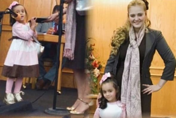 En YouTube se puede ver un video donde la pequeña London está predicando junto a su mamá.