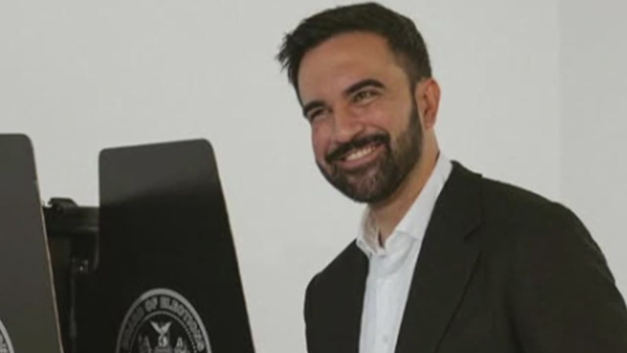 Este martes se realizan las elecciones primarias en las que se elegirá el candidato del Partido Demócrata para la contienda a la Alcaldía de Nueva York en noviembre. Zohran Mamdani, de 33 años, es asambleísta estatal por el Distrito 36 de Queens y de origen ugandés e indio. Te contamos algunas de sus propuestas.