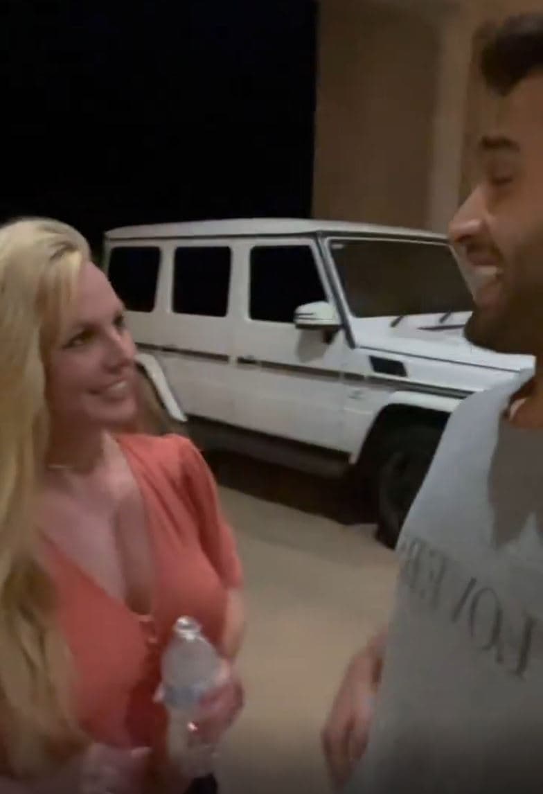 No obstante, una condición para este paseo era que tenía que estar resguardada por su equipo de seguridad, quienes iban detrás de ella a bordo de su Mercedes-AMG G 63. Ciertamente el escenario no era el ideal, pero sí mucho mejor que aquel en el que no podía conducir.