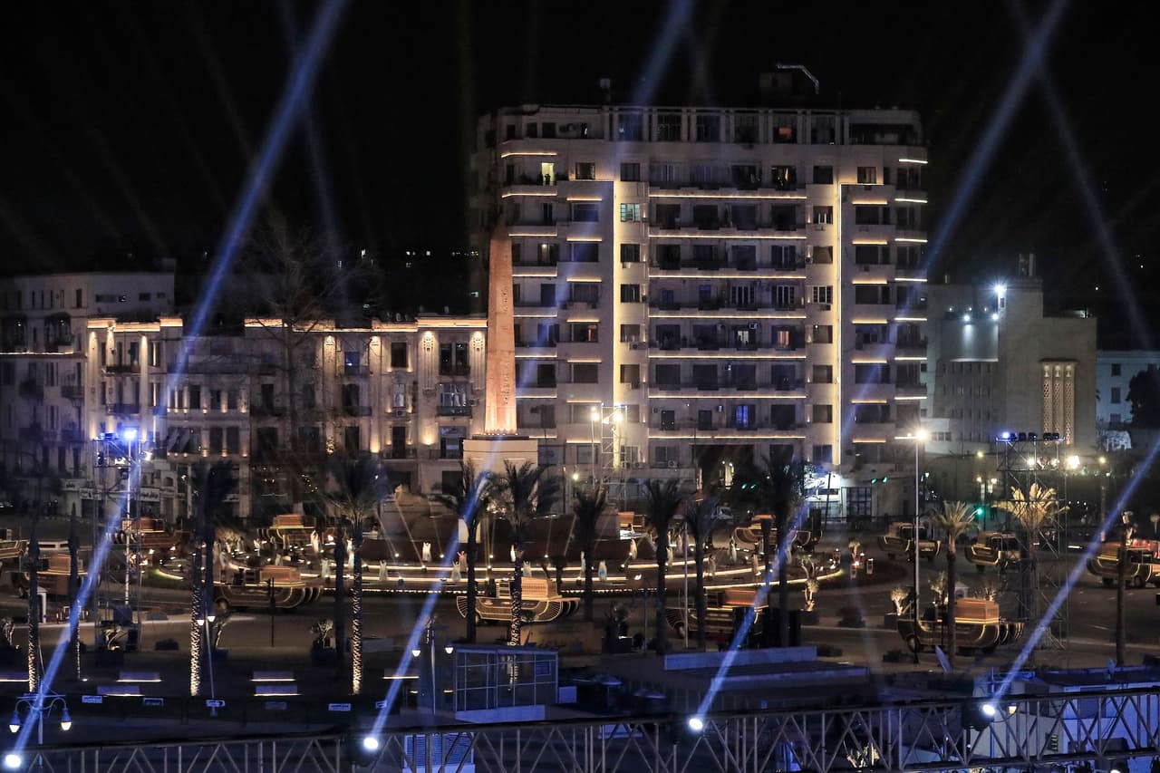 Tanto la plaza Tahrir, recientemente decorada con un obelisco antiguo y cuatro esfinges con cabeza de cabra, como sus alrededores fueron cerrados "a vehículos y peatones", según el ministerio del Interior. A su llegada, los reyes y reinas
<b> fueron recibidos con 21 cañonazos por el presidente egipcio, Abdel Fatah al Sisi.</b>
