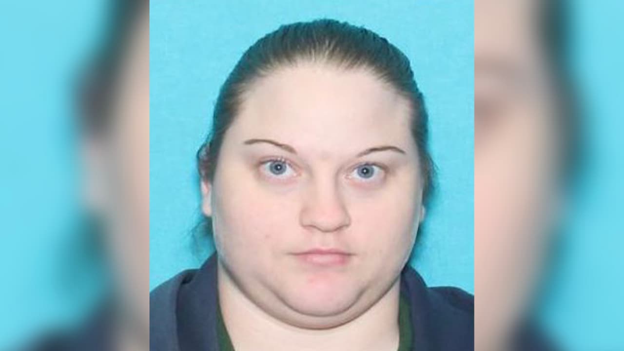 Viola Marie Smith, 28 años. Mide 5 pies 2 pulgadas de estatura. Pesa 165 libras. Cabello rubio, ojos azules. Enfrenta cargos de lesiones en contra de un menor de edad. Último domicilio conocido: Cambridge Boulevard, New Caney, Texas.