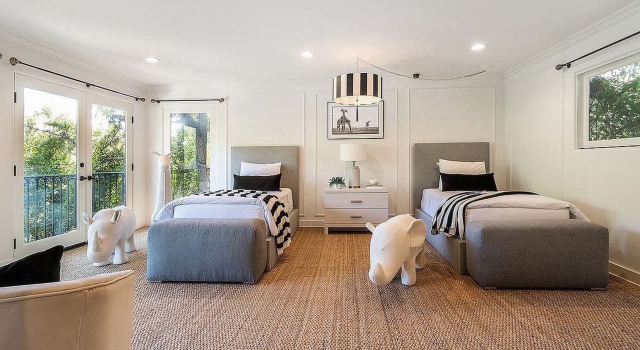 En la planta superior están ubicados los dormitorios, cada uno de ellos con baño y vestidor privado.