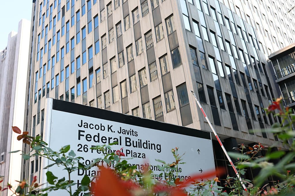 Agentes federales investigan 
<b>cinco sobres que contenían un polvo blanco</b> sospechoso que fueron entregados ayer jueves al 
<b>edificio 26 Federal Plaza</b> en el Bajo Manhattan, sede de múltiples agencias federales incluyendo el 
<b>Servicio de Inmigración y Control de Aduanas (ICE).</b>