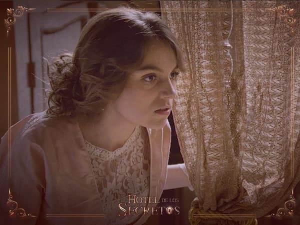 'Eugenia Ballesteros' era una mujer distinguida pero se metía en problemas por sus amoríos con 'Felipe Alarcón', el hijo de la dueña del 'Gran Hotel'.