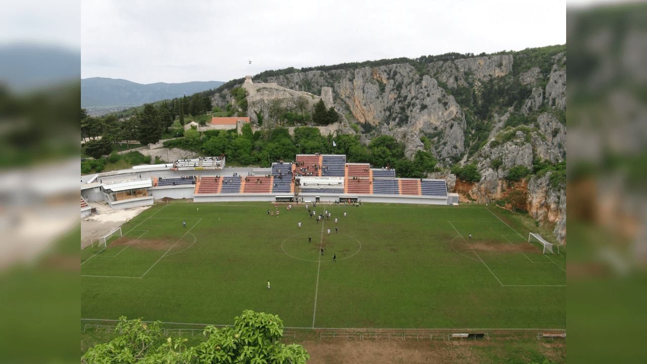 <b>Stadion Gospin Dolac (Croacia)</b>
<br>- Gospin dolac es un estadio en Imotski, Croacia. Fue construido en 1989 y sirve como estadio local para el club de fútbol NK Imotski. 
<br>- El estadio tiene una capacidad de 4 mil espectadores.