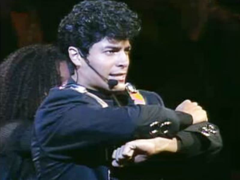 Chayanne estuvo en Premio Lo Nuestro 1990 para llevarse el galardón al Artista Masculino del Año en la categoría Pop Balada. Con la energía que lo caracteriza interpretó la canción 'Simon sez'.