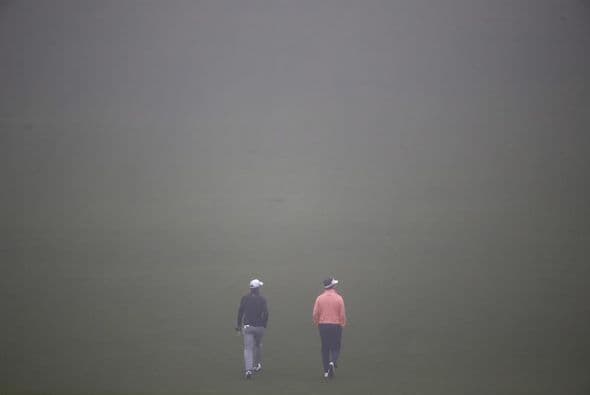 El golfista español Gonzalo Fernández-Castaño camina junto al italiano Matteo Manassero durante la primera ronda de entrenamientos del Masters de Augusta.