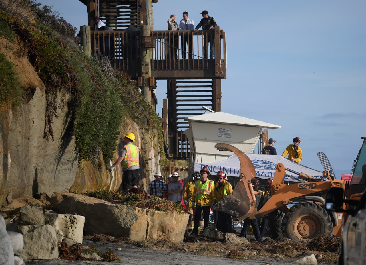 Las víctimas se encontraban en la zona de la playa, justo debajo de las largas escaleras que permiten el paso desde la calle a la orilla de mar, localizadas en el bloque 1700 de la avenida Neptune.