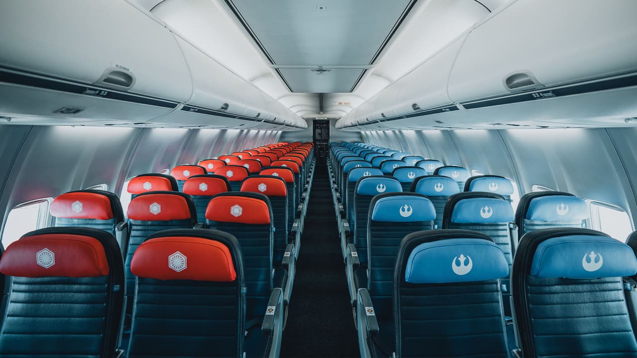 Los asientos de los pasajeros tienen los logotipos de los protagonistas de los combates que se ven en la película.