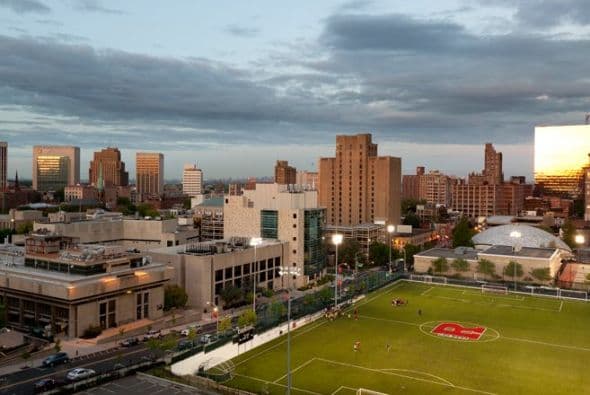 Rutgers University: New Brunswick - Número de Estudiantes: 39,950 - Crímenes violentos: 36 - Violación: 7 - Robo: 12 - Asalto con agravantes: 17 - Delitos contra la propiedad: 655