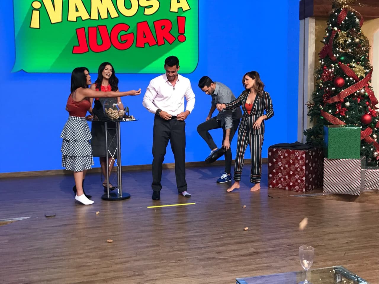 El juego se estaba poniendo bueno, Cristián ya no tenía mucho que quitarse.