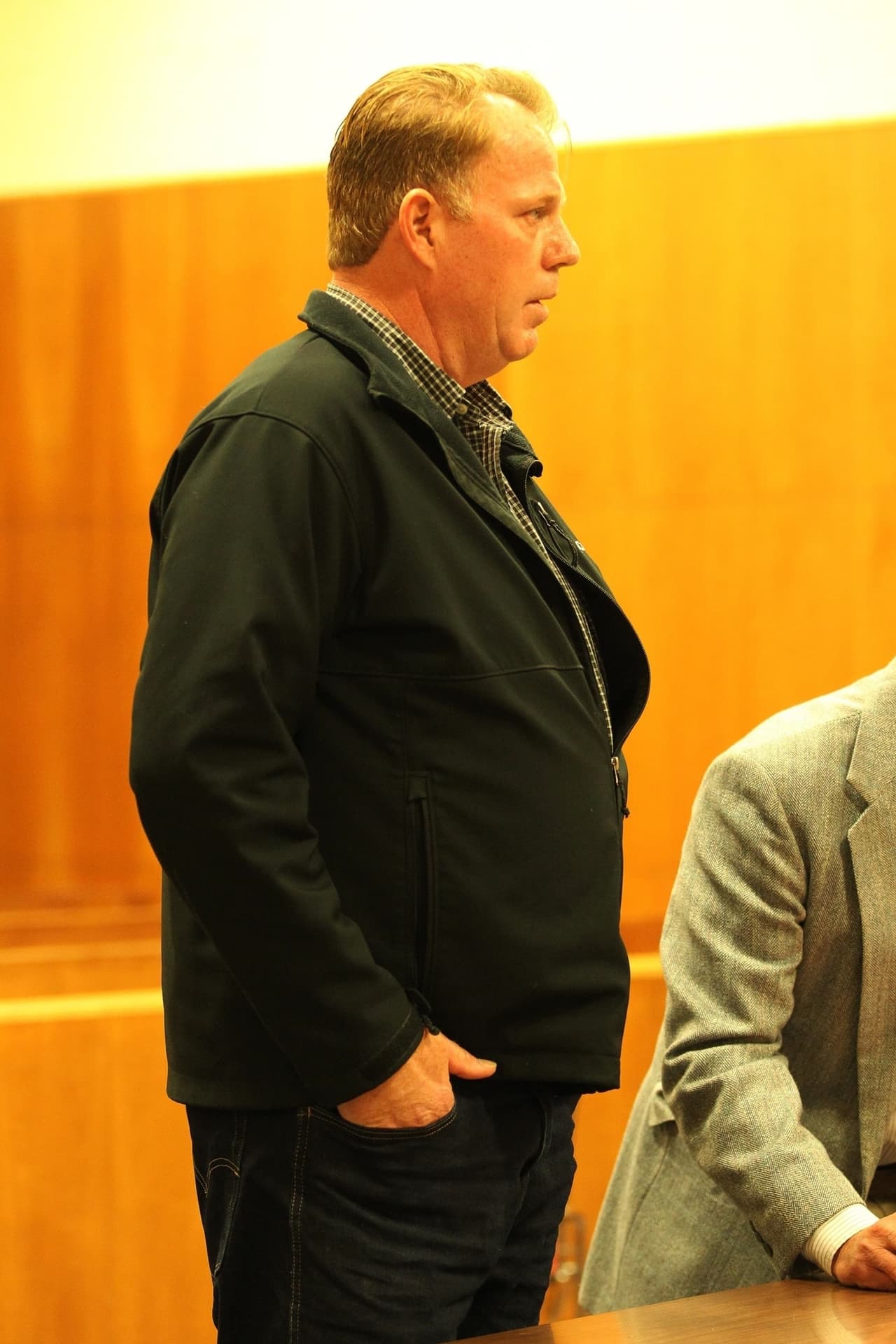 Fue 
<b><a href="https://www.univision.com/entretenimiento/no-es-demasiado-tarde-medio-hermano-de-meghan-markle-pide-al-principe-harry-que-cancele-la-boda" target="_blank">arrestado el 12 de enero de 2017 en Oregón</a></b> por presuntamente apuntar con un arma a la cabeza de una mujer durante una discusión mientras estaba en estado de ebriedad.
<br>