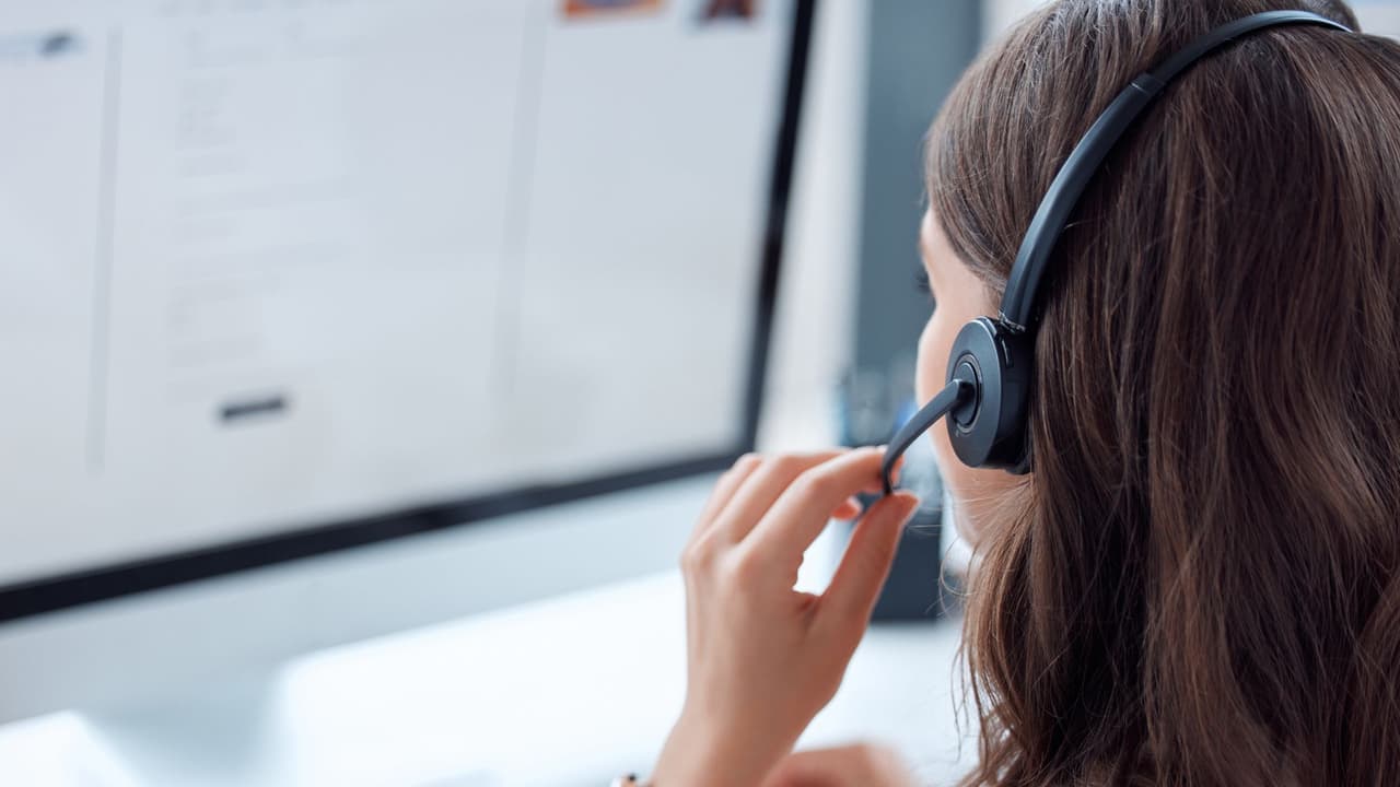 <h3 class="cms-H3-H3">Paso a paso: cómo pedir ayuda en Texas</h3>
<br>
<b>La solicitud inicial:</b> Se hace en el portal de Unemployment Benefits Services, o llamando al TeleCenter (800-939-6631). Necesitarás tu número de Seguro Social, datos de tus empleadores de los últimos 18 meses, fechas de trabajo y la razón de la separación.
<br>
<b>Registro laboral: </b>El sistema te pedirá registrarte en WorkInTexas.com. Es un requisito de elegibilidad. Ahí creas tu perfil, subes tu currículum y comienzas a aplicar a vacantes. Cada búsqueda que registres cuenta como parte de tu obligación semanal.
<br>
<b>Determinación del caso:</b> Recibirás una carta de la TWC con la decisión. Puede que tu ex empleador haya dado otra versión de tu salida; en ese caso, un agente podría llamarte para aclarar la situación. La carta mostrará cuánto recibirás por semana y el total de beneficios disponibles.
<br>
<b>Semana de espera y pagos:</b> La primera semana siempre es de espera, no se paga, pero sirve para activar el beneficio. A partir de ahí, cada dos semanas deberás certificar tu pago, ya sea en línea o por Tele-Serv (800-558-8321). Si no certificas, aunque cumplas los requisitos, no recibirás dinero.
<br>
<b>Cómo se recibe el dinero</b>: TWC te manda una tarjeta de débito ReliaCard. Si prefieres depósito directo, puedes configurarlo en tu cuenta del portal. Los pagos suelen tardar entre dos y tres días hábiles después de la certificación.
<br>
<b>Seguimiento y requisitos: </b>Debes cumplir cada semana con tu cuota mínima de actividades de búsqueda de empleo, que varía según el condado. Aplicar a vacantes, asistir a ferias de empleo o tomar talleres cuentan como actividades. Guarda un registro escrito, porque TWC puede revisarlo en cualquier momento.