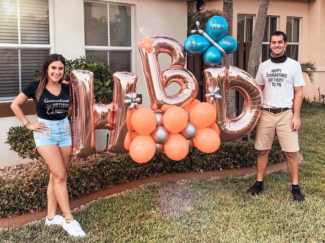 Nuestra Jessi celebró el cumpleaños de su hermano, aunque tuviera que ser con un poquito de distancia de por medio, lejos de amigos con los que pronto se podrán abrazar.