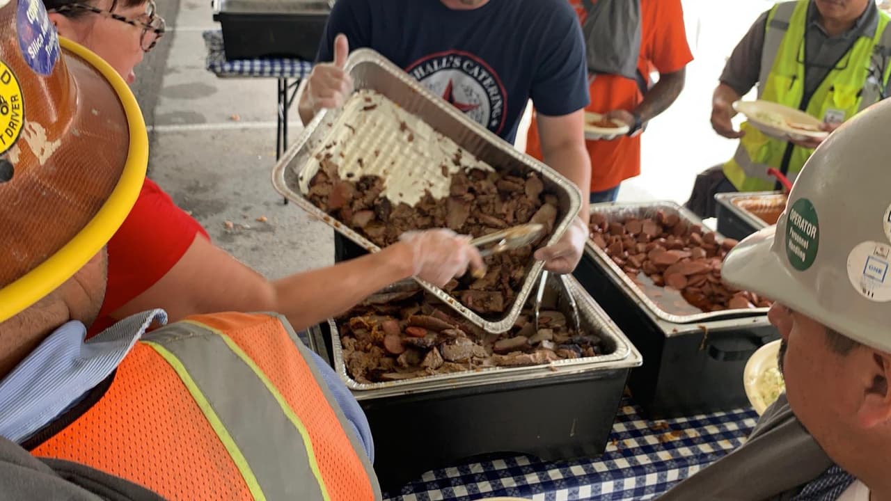 Los jugadores de los Texas Rangers visitaron y comieron con los trabajadores de construcción.