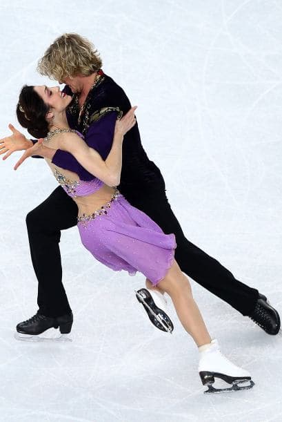 Meryl Davis y Charlie White se han proclamado hoy campeones olímpicos de danza de patinaje artístico en Sochi 2014, una vez disputado el programa libre en el que mantuvieron el liderato que el domingo alcanzaron en el corto. Davis y White, primera pareja de EEUU en ganar un Mundial y que llegaron a Sochi como subcampeones olímpicos, se impusieron en el Palacio Iceberg con 195,52 puntos y un programa largo con música de 'Sherezade", de Nikolai Rimski-Korsakov. Superaron a los defensores del título, los canadienses Tessa Virtue y Scott Moir, que se colgaron la plata con 190,99. El bronce ha sido para la pareja rusa integrada por Elena Ilinykh y Nikita Kapsalapov, con 183,48. Meryl y White llevan 17 años patinando juntos.