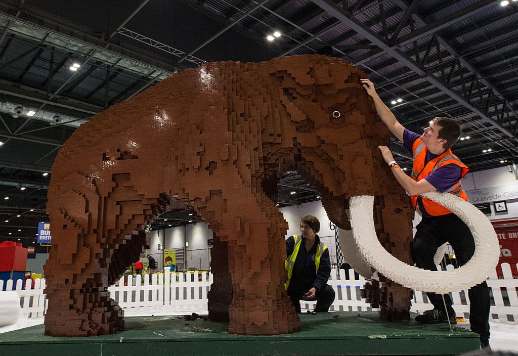 Escultura de bloques LEGO de un mamut
