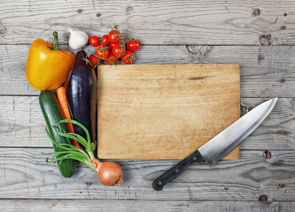 Los ingredientes que necesitas son: 1 pimiento verde, 1 pimiento rojo, 2 zanahorias medianas, 1 zucchini, 500 gramos de cerdo en trozos, 4 cucharadas de salsa de soja, 6 cucharadas de vino blanco, semillas de sésamo de preferencia tostadas al gusto y sal para dar un pequeño toque.