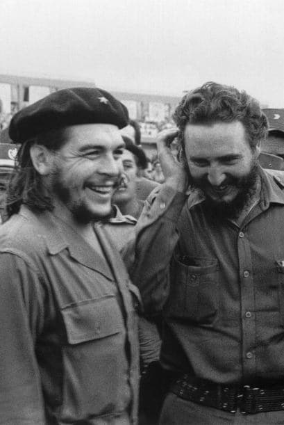 Otro hallazgo sorprendente es la carta manuscrita que el Che le dejó a Fidel Castro antes de partir de Cuba y que el líder cubano leyó en público en 1965, finalizando con la ya mítica frase "hasta la victoria siempre", que en realidad fue un equívoco en la lectura.