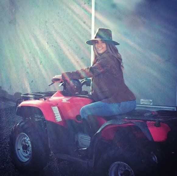 El sombrero panamá, plano, largo y ancho es muy convinable, prueba con unos jeans y tus botines favoritos.