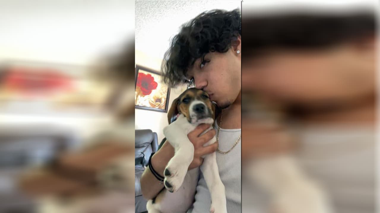 Bryan Galicia Rodríguez junto a su mascota, Max.