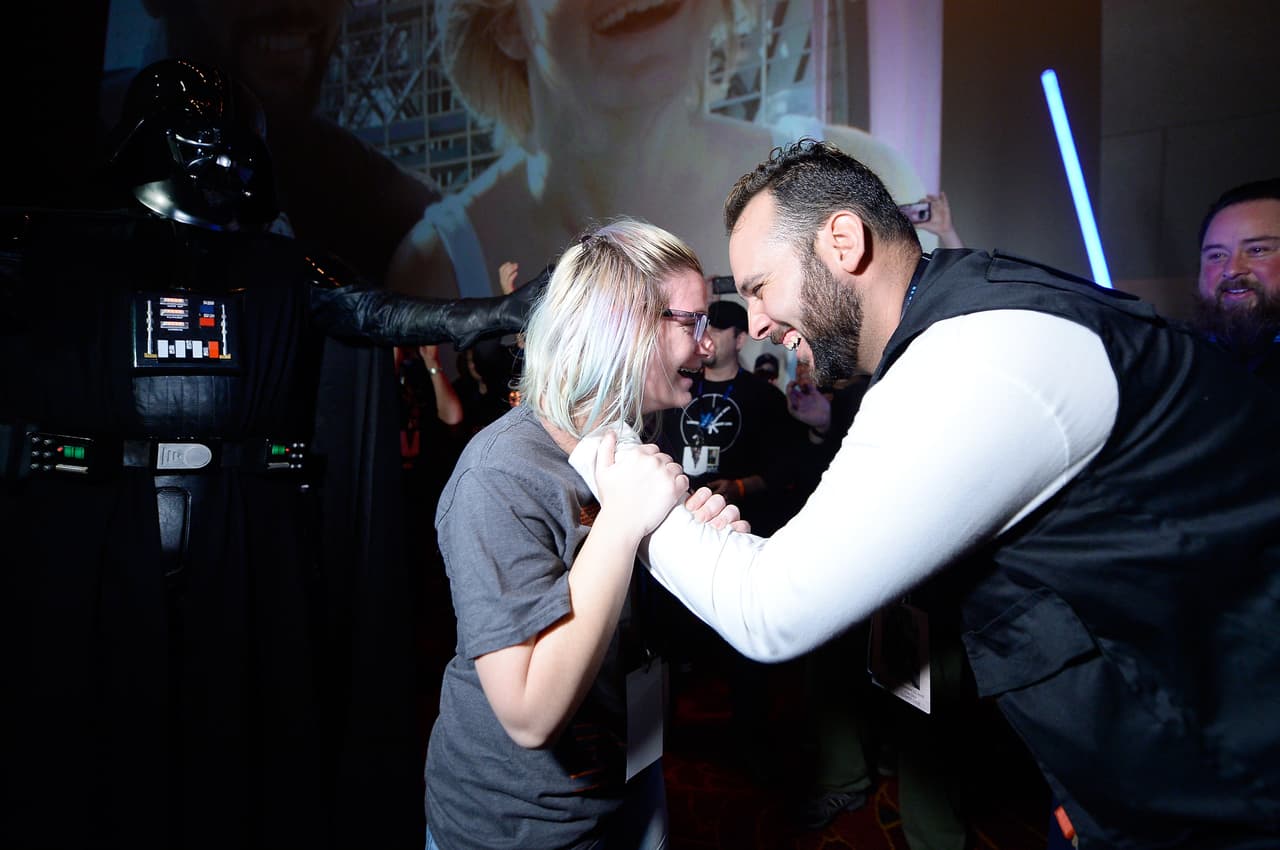 Celebrando con un beso frente a la multitud. ¡Felicidades a la pareja!