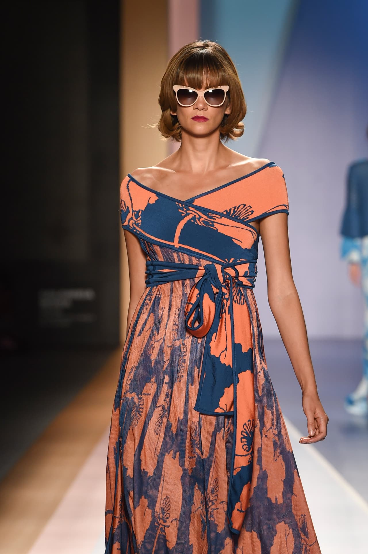 Evocando aires de finales de los años 50 y de los principios de los 60, en los que el off-shoulder fue una fuerte tendencia, Pepa Pombo propone usar telas cruzadas que creen un escote en forma de triángulo invertido. Un look así tiene su complemento perfecto en unas gafas tipo 'cat eye'