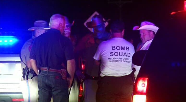 Adolescentes detectan artefacto “extremadamente peligroso” debajo de un puente en Texas