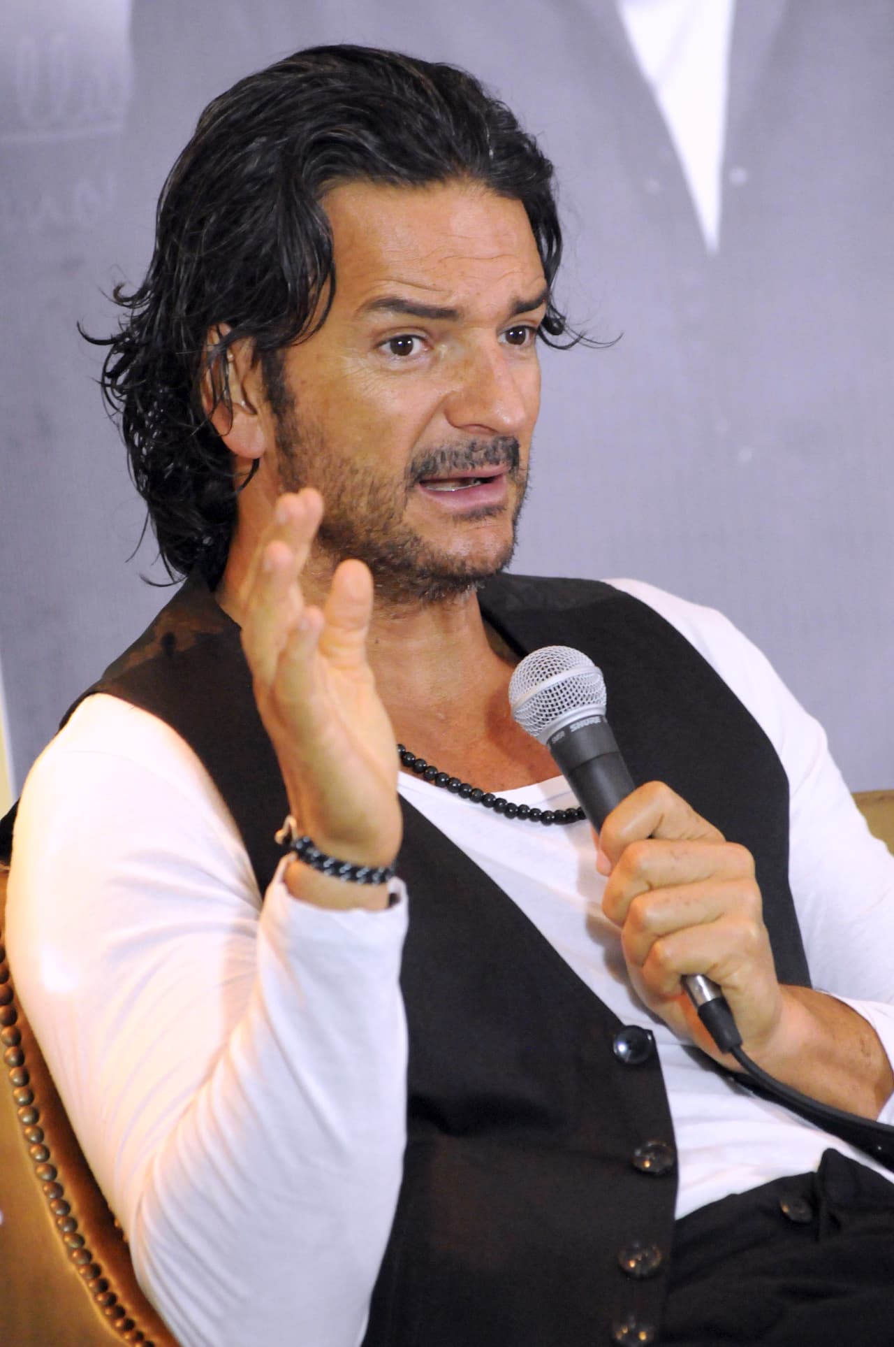 En 1996 lanzó el álbum 'Si el Norte Fuera el Sur', con el que logró conquistar el mercado americano y es uno de los más polémicos de su carrera, debido a que contiene canciones que son consideradas de 'protesta'.