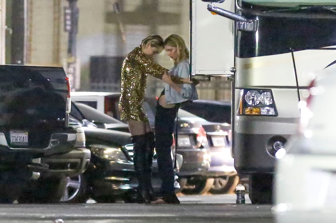 Este par de chicas son dinamita pura, al menos eso parece.