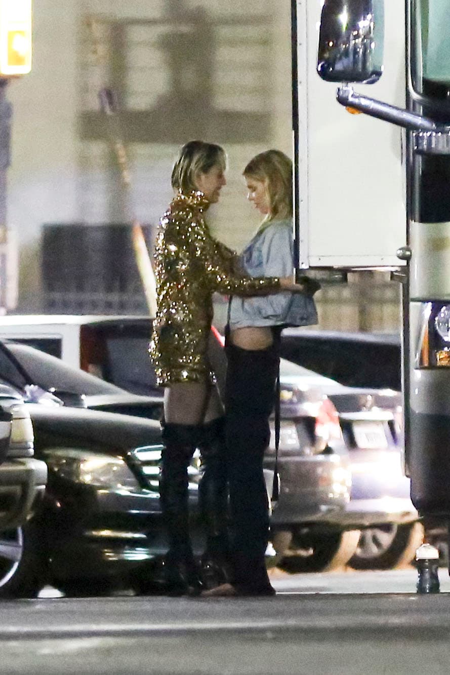 MileyLuego de un rato decidieron irse.