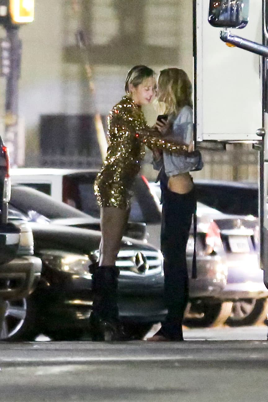 Stella mostró algo a Miley en su teléfono mobil.