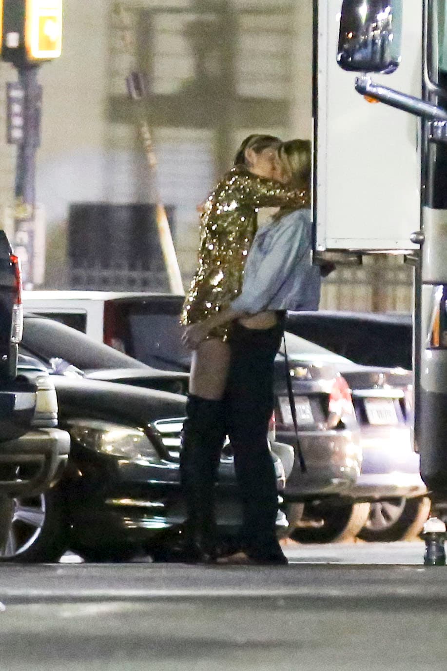 Parece que Miley es adicta a sus besos, ¡no dejaba ni respirar a la rubia!