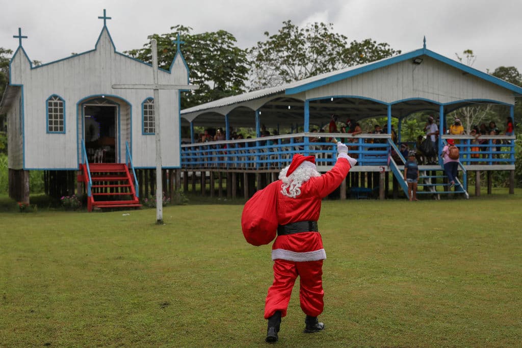 "Nuestro desafío es llegar a donde nadie va. No solo venimos a repartir regalos. Venimos a traer alegría", explica Denise Kassama, coordinadora de este proyecto, que pretende llegar a más de 4,000 niños de la zona durante estos días, hasta la Navidad.