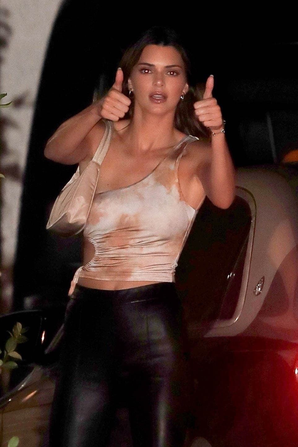 Se enfundó en unos pantalones de cuero negro de cintura alta.